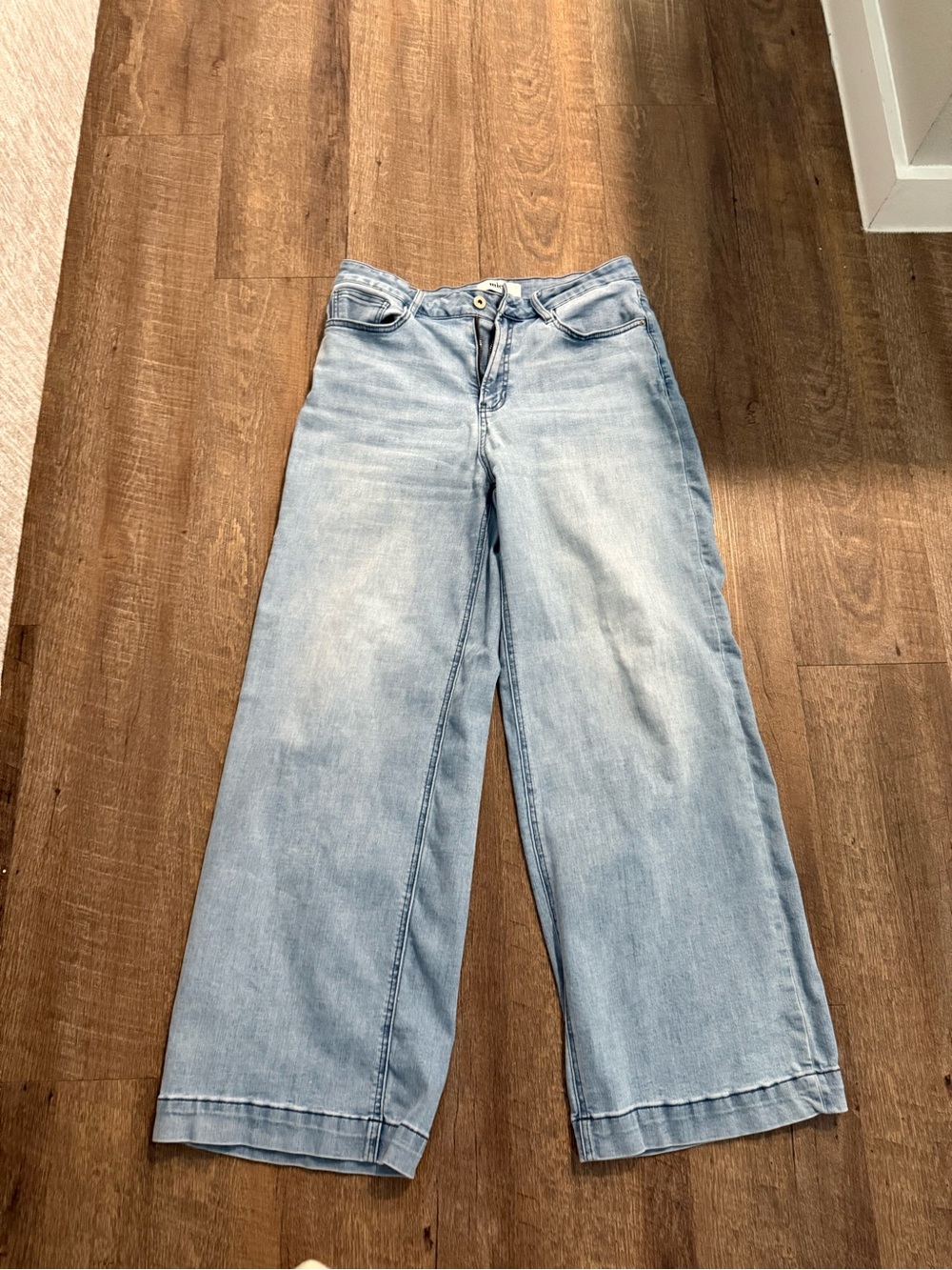 Light Wash Wide-Leg Women's Jeans - Casual Flare